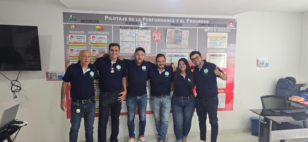 Personal logístico revisando indicadores de operación